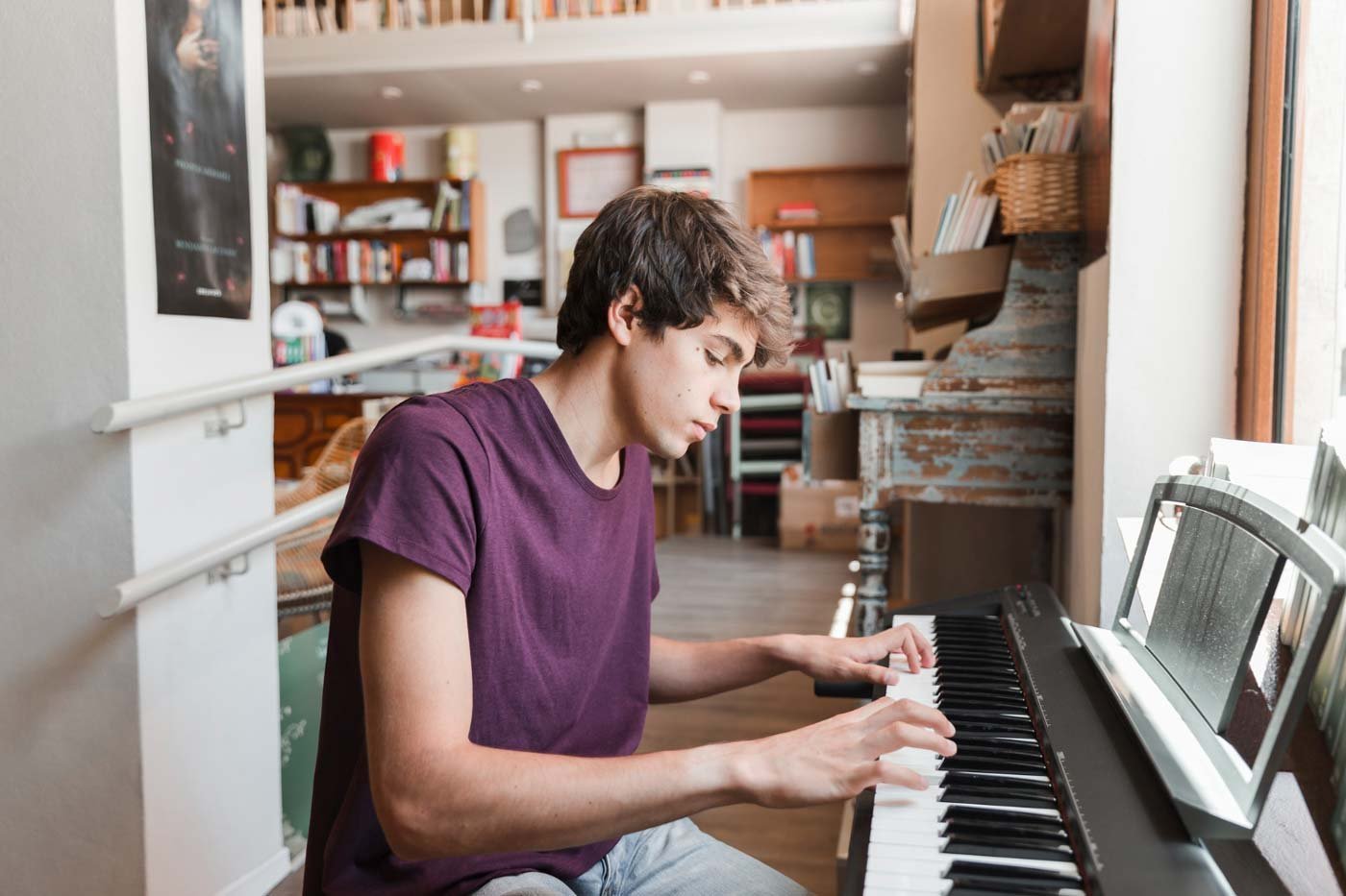 Adulte débutant apprenant le piano à la maison Adulte débutant apprenant le piano à la maison
