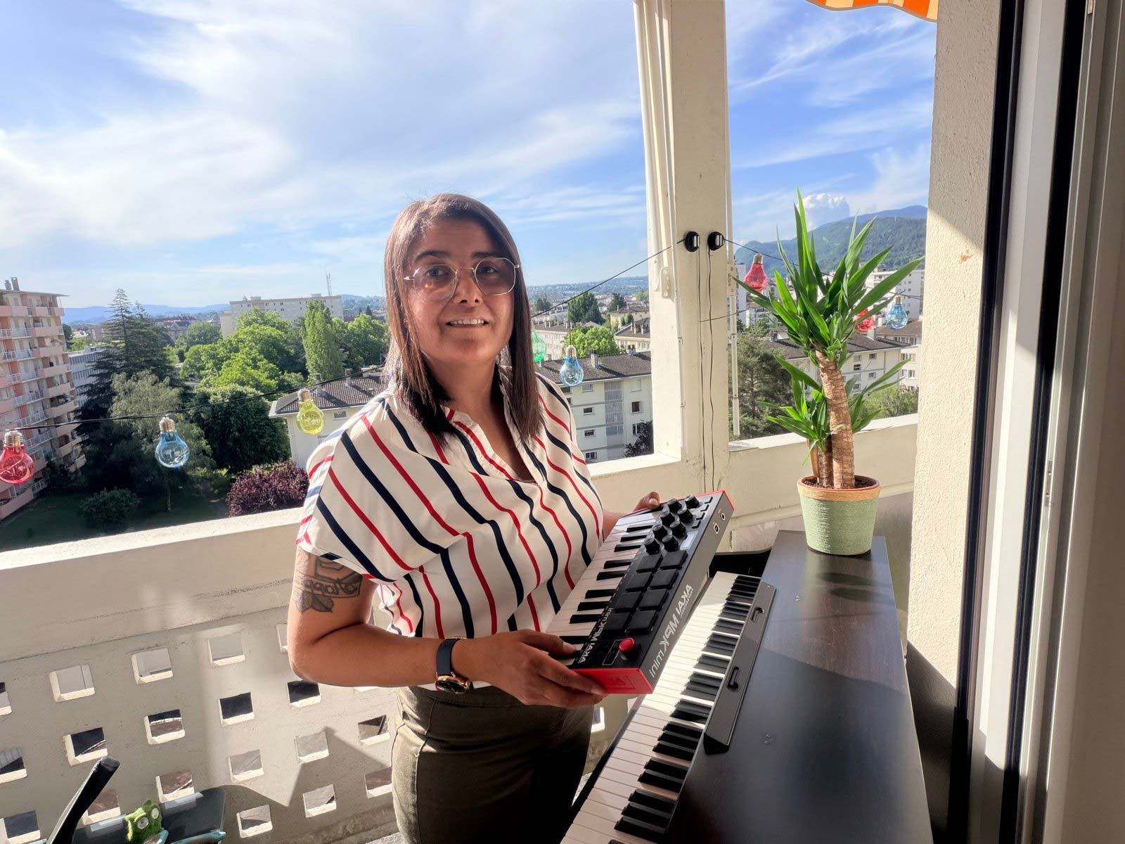 IMG_3545-scaled Sidonie Barras, professeure de piano à Annecy, à son clavier